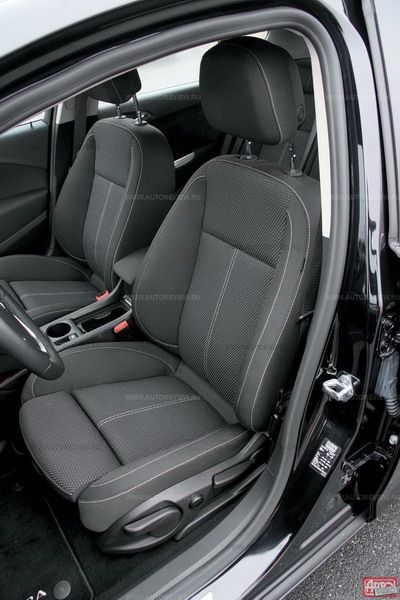 Наклон спинки водительского кресла регулируется ступенчато — рукояткой, доступ к которой перекрыт ремнем безопасности и средней стойкой кузова. Диапазоны перемещения сиденья самые большие в классе — 280 мм по длине и 65 мм по высоте. Спортивное сиденье (на фото) удобнее «медицинского» (с сертификатом AGR — ассоциации врачей «Борьба за здоровье спины»), у которого слишком навязчивый поясничный подпор