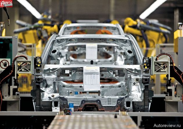 Audi A1 производят в Брюсселе, на одном из самых старых заводов Фольксвагена (он построен в 1949 году). Первый Audi (это был хэтчбек А3) был собран в его цехах в 2004 году, а до ноября прошлого года тут делали еще и Volkswagen Polo. Теперь завод полностью переориентирован на A1: в обновление оснастки уже вложено 300 млн евро. Запланированный объем выпуска за два года должен быть увеличен с нынешних 80 до 100 тысяч автомобилей в год