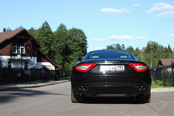 И сзади она тоже не улыбается...