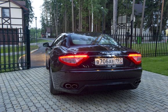 Задняя часть, как и у старшего брата, начинает «играть» ближе к ночи