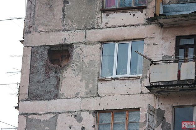 Высотные дома Сухуми, обращенные фасадами в сторону реки Гумиста, до сих пор хранят следы артобстрелов