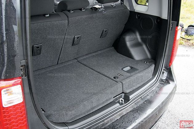 Багажник хорош. Спинки заднего сиденья складываются по частям