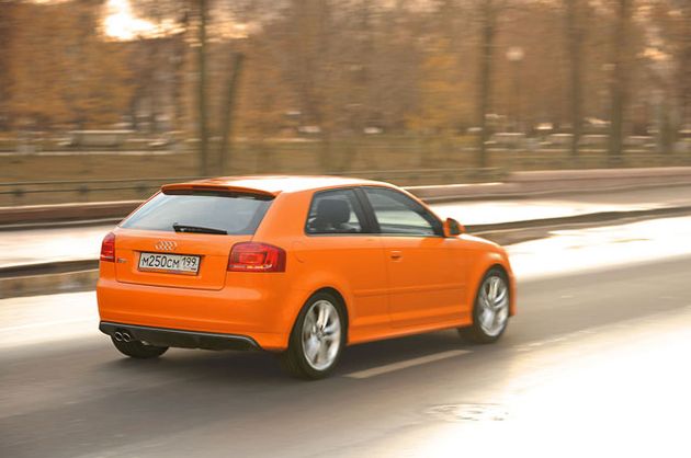 Скромные две выхлопные трубы Audi S3 звучат намного сочнее, чем выглядят. Да и мотор — с характером