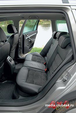 Сзади, как в любом универсале, просторно