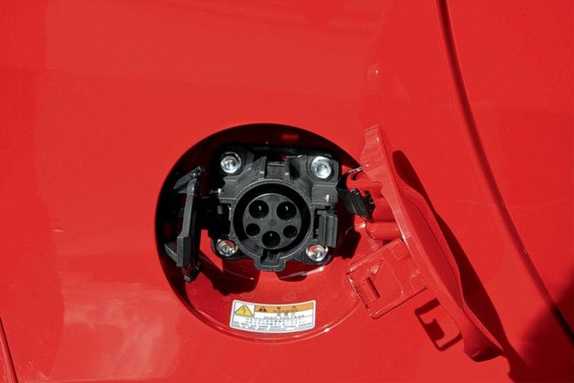 Вверху разъем для бытовой электросети на 220 В, внизу — для зарядки постоянным током от 380-вольтового экспресс-терминала