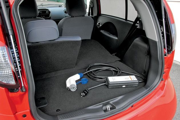 Под ковролином 168-литрового багажника со складными половинками дивана — крышка моторного отсека. В комплекте — пятиметровый шнур для зарядки от домашней сети