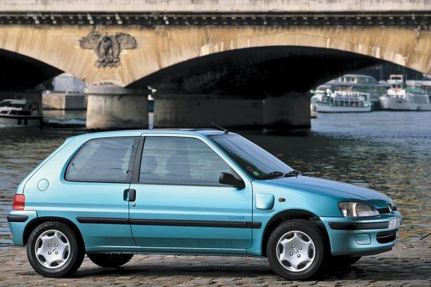 Группа PSA называет себя «наиболее успешным производителем электромобилей в мире» — с 1995 по 2003 год выпускались хэтчбеки Peugeot 106/Citroen Saxo в версии Electrique: с 20-киловаттным элекетромотором и никель-кадмиевыми аккумуляторами под полом багажника. Peugeot продала 3550 таких машин. Электромобили весили всего 1087 кг, но полная зарядка занимала семь часов, и хватало ее всего на 80 км в городском цикле, причем разогнаться электромобиль мог только до 91 км/ч. С той же «начинкой» выпускались и «электрокаблучки» Partner/Berlingo