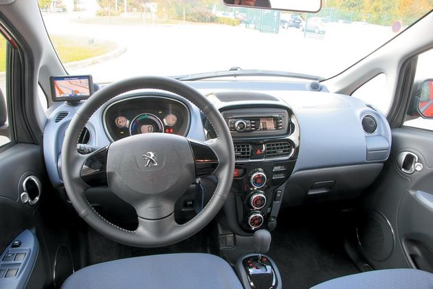 Главные отличия Peugeot от Mitsubishi i — собственный руль и иная центральная консоль: ручки управления климатической установки выстроены на ней вертикально. Кондиционер, аудиосистема с USB-разъемом и четыре электростеклоподъемника — в базе, за доплату — подогрев зеркал, сидений и съемный навигатор (чтобы брать его с собой, пересаживаясь, к примеру, на парижские велосипеды)
