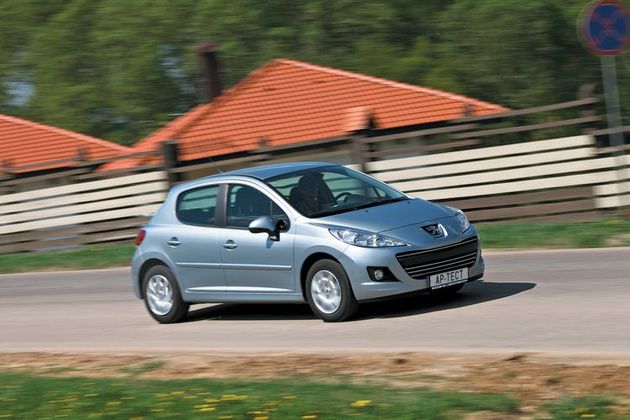 Peugeot 207 хорош и на прямой, и в поворотах. Самый драйверский автомобиль в трио!