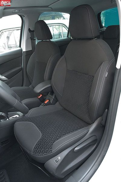 А вот кресло — безрадостное: широкая спинка провалена «в пояснице» и давит на лопатки