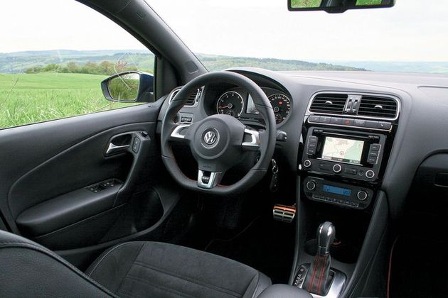 Внутри — «неправильный» руль с красной прострочкой. Посадка — как в обычном Polo