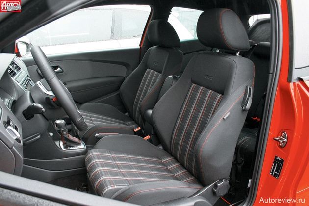 Боковая поддержка кресел — плотная, но вряд ли спортивная. Поясничный подпор не регулируется, а под лопатки давит странноватый валик