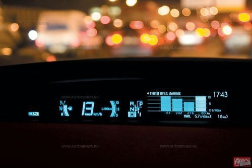 Уроки бережливости в картинках: на фото сверху — диаграмма распределения потоков энергии, здесь — график поминутного расхода топлива. Кроме того, на дисплей можно вывести эконометр, иллюстрирующий текущий режим движения 