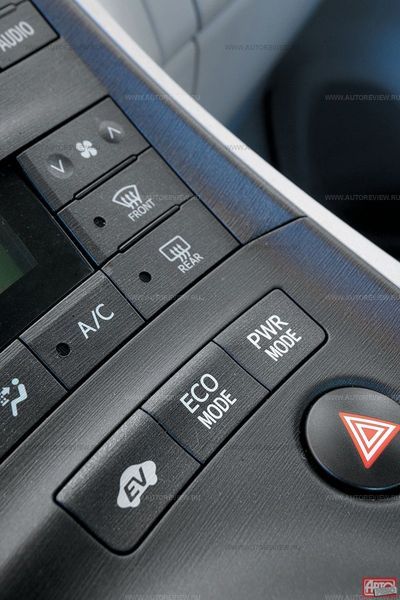 Этими клавишами обычный режим работы гибридной силовой установки можно сменить на «чисто электрический» (EV), экономичный (Eco) и мощностной (Pwr) 