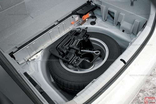 Багажник Приуса — не «сарай», но с вместительностью и трансформацией у него все в порядке. Под полом нашлось место и для силовой батареи с системой вентиляции, и для полноразмерной запаски 