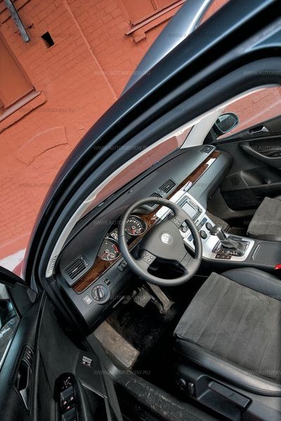 Салон Пассата строг, как офицерский мундир 