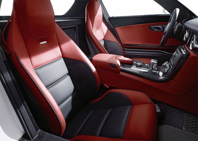 Кресла с магниевым каркасом хороши и "в базе", а за доплату они оснащаются активными боковинами, которые надуваются с ростом скорости или в поворотах, плотнее охватывая тело. Передние стойки, внутренняя часть крыши и пространство между сиденьями и задним стеклом SLS AMG обтянуты алькантарой