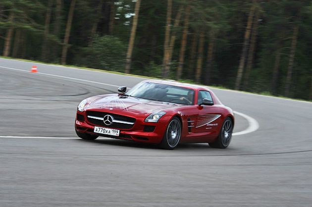 С поворотами любой крутизны SLS AMG справляется играючи