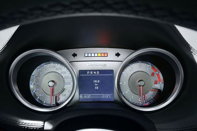 Светодиоды между спидометром и тахометром разгораются по мере раскручивания двигателя до максимальных оборотов. На экран бортового компьютера могут выводиться данные о скорости движения, температуре охлаждающей жидкости, а также о температуре масла в двигателе и трансмиссии