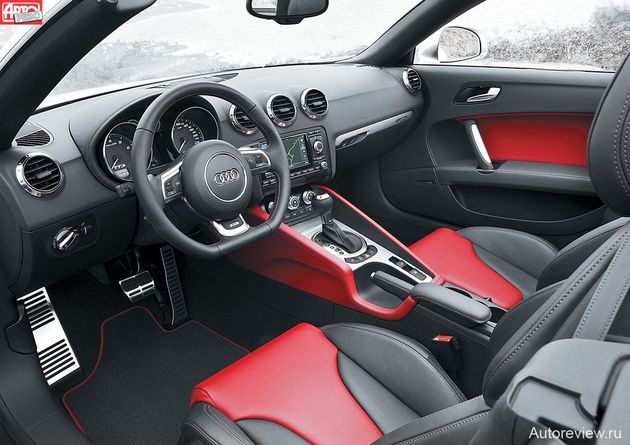 Изменения в салоне ТТ небольшие: три новых оттенка цветовой гаммы, алюминиевые вставки на руле и дверных панелях, хромированные окантовки рукояток климат-контроля, черная глянцевая накладка на центральной консоли и белая, а не красная подсветка дисплея бортового компьютера