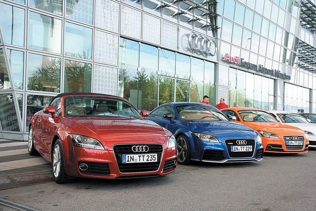 Самая «заряженная» версия TT RS (на фото в центре), за исключением общих для всех «тэтэшек» диодных полосок «дневного света» в биксеноновых фарах, не изменилась. «Подзаряженную» Audi TTS (справа) отличают серебристые горизонтальные планки радиаторной решетки и противотуманных фар, а базовые модификации TT (слева) выглядят как прежний S line