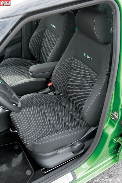 Передние сиденья радуют формой, но не расположением — высокая посадка хороша в городе, но при быстрой езде она только мешает