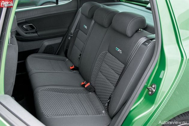 Стильная обивка — и на задних сиденьях