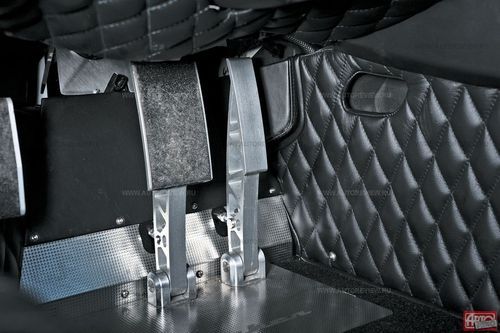 Напольные педали настраивают на гоночный лад, но от «перетянутого» тормоза вскоре устает нога 