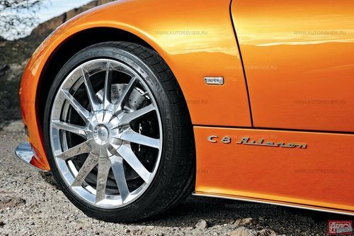 На передней и задней осях «разношинница», стандартные тормоза — фирмы AP Racing с дисками диаметром 350 мм спереди и 332 мм сзади. Керамические диски будут доступны позже