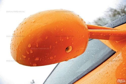 Незнающему человеку дверь Спайкера не отк­рыть — ну как догадаться, что кнопка замка ­находится под зеркалом?