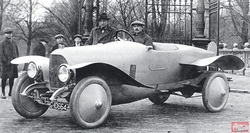 Эксплуатировать авиационную тему в автомобилях Spyker начал почти сразу: на этом снимке — специальная версия модели С1 Aerocoque с аэродинамически эффективным, как считали создатели, кузовом и оперением