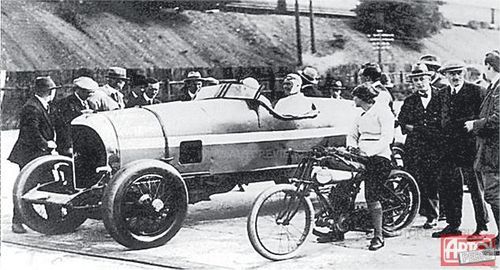 В 1922 году почти серийный Spyker C4 гонщика Сельвина Эджа в двух двенадцатичасовых заездах на автодроме Brooklands показал рекордную среднюю скороcть — 120 км/ч