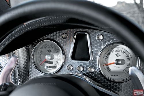 Ретрошкалы приборов «подслеповаты», а «черная дыра» в центре комбинации — будущий многофункцио­нальный дисплей с подсказками навигационной системы