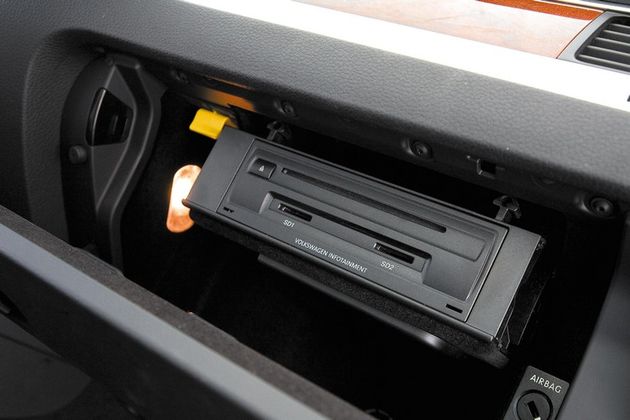 Восьмидюймовый экран на консоли расположен слишком близко к водителю. Адресный поиск навигации работает до Красноярска: карты занимают почти две трети 60-гигабайтного жесткого диска. А еще есть слоты для карт памяти SD и компакт-диска — доступ к ним открывает нажатие желтого рычажка в бардачке