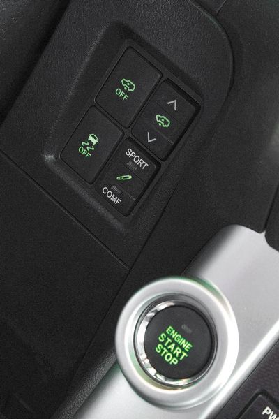 Блок клавиш, управляющих задней пневмоподвеской и системой стабилизации, скрыт от водителя ободом руля