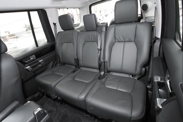 Сзади в Discovery тесно в ногах — люди ростом 188 см упираются коленями в мягкие спинки передних сидений. К тому же бедра висят над низкой подушкой, а регулировок у дивана нет