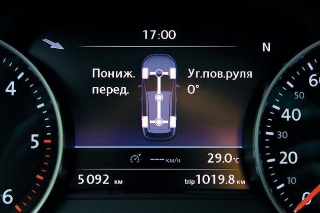 В «бездорожном» режиме экран борткомпьютера Туарега показывает угол поворота передних колес, режим работы трансмиссии и состояние дифференциалов
