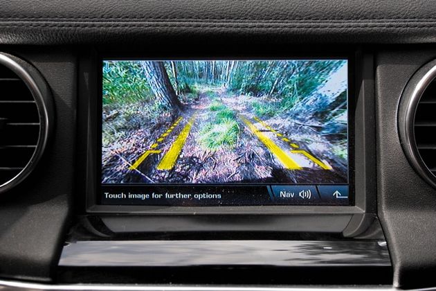 На реальном бездорожье камеры Discovery помогают слабо из-за плохого качества картинки. Но оценить возможность проезда в узком месте можно по габаритным линиям-подсказкам