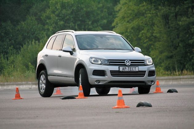 Дым без огня — это новый Touareg на «переставке»: ESP отчаянно блокирует переднее левое колесо, чтобы не допустить заноса