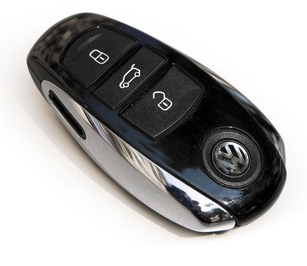 Теперь дизайн ключа Туарега не всефольксвагеновский, а индивидуальный. Если нажать на кнопку с эмблемой, то из торца выскочит петелька для брелока