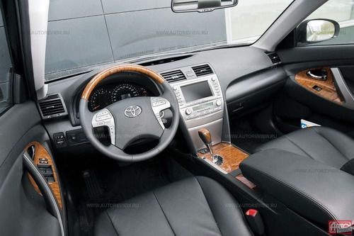 Знакомый интерьер &mdash; из нового только монитор навигационной системы и серебристый, а не голубой пластик на консоли