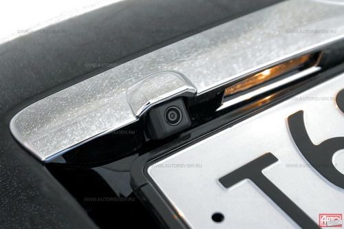 Хромированная накладка над номерным знаком &mdash; единственное изменение сзади. Под накладкой &mdash; объектив камеры заднего вида
