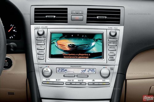 В сухую погоду картинка с камеры заднего вида четкая и яркая, но без направляющей разметки