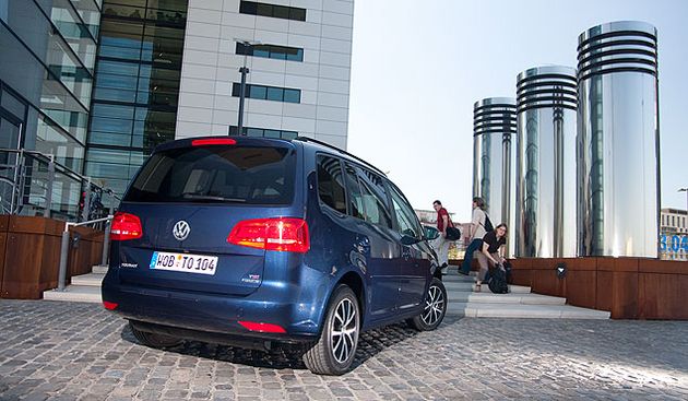 Значок Ecofuel на задней двери этого "Турана" означает, что он приводится в движение 150-сильным двигателем объемом 1,4 литра, который работает на газу. Кроме того, немецкий компактвэн можно купить с пакетом технологий BlueMotion, который включает в себя систему "Стоп-Старт" и систему рекуперации энергии при торможении