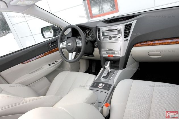 В гранях интерьера чувствуется спортивность, но ощущению добротности вредит посеребренный пластик монумента центральной консоли