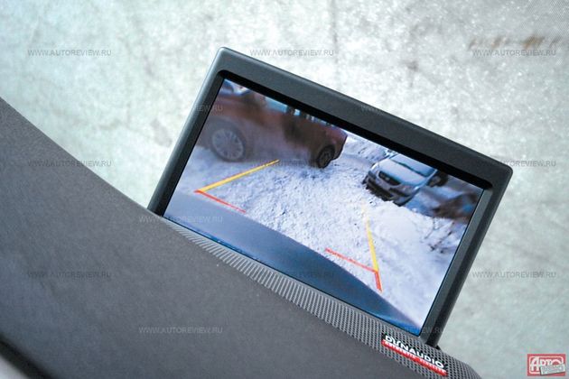 …для управления системой навигации, которая «делит» всплывающий из передней панели экран с камерой заднего вида. Причем иначе как с пульта навигация не управляется, а принудительно утопленный дисплей пытается высунуться всякий раз при маневрировании задним ходом, но в случае скоротечных разворотов, как правило, опаздывает