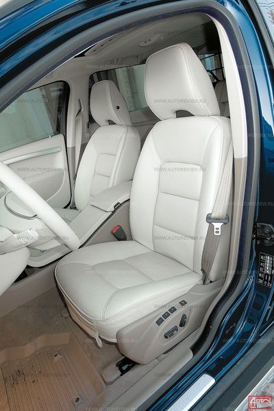 Кресло Volvo стоит по-кроссоверному высоко, но хочется более выраженной боковой поддержки и более «цепкой» кожи