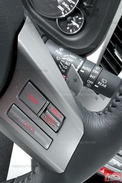 В отличие от двух других машин, переключать передачи Subaru вручную можно только с помощью граненых подрулевых лепестков, селектором этот режим лишь выбирается