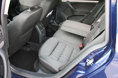 На заднем диване места хоть отбавляй. Здесь будет не тесно и втроем. А по запасу пространства для ног  Octavia  точно в лидерах &ndash; водитель ростом 185 см садится сам за собой с ощутимым запасом. Фото с сайта 