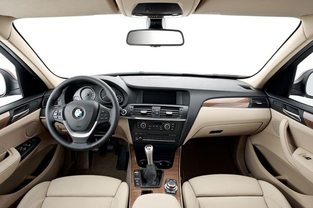 Высокий трансмиссионный тоннель, развернутая к водителю центральная консоль, спортивный руль — да здравствуют истинные ценности BMW!